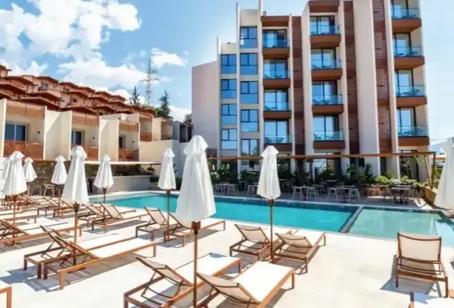 Basen w hotelu Olympia Village (Vlora)