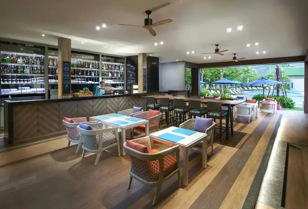 Restauracja i jedzenie w hotelu Ozo Phuket