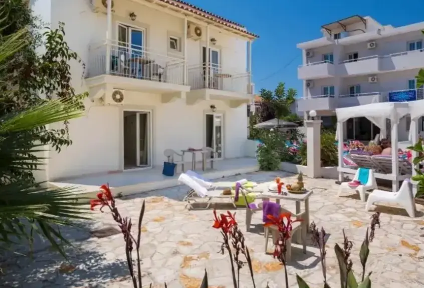 Plaża przy hotelu Paralia Studios