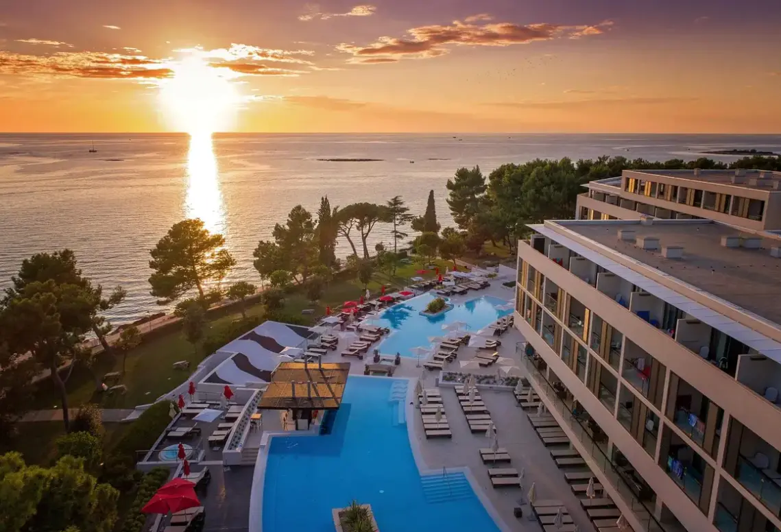 Basen w hotelu Parentium Plava Laguna