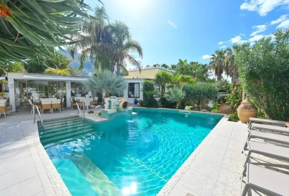 Basen w hotelu Park La Villa Resort