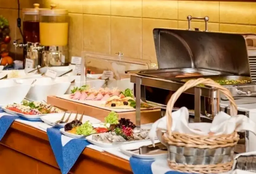 Restauracja i jedzenie w hotelu Partner