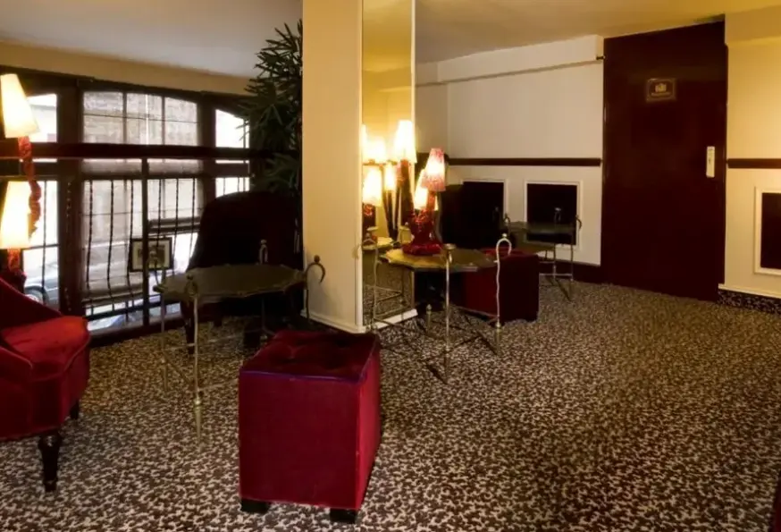 Lobby hotelu Pax Opera