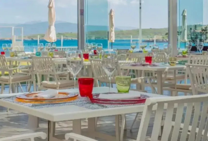 Restauracja i jedzenie w hotelu Pelican Beach