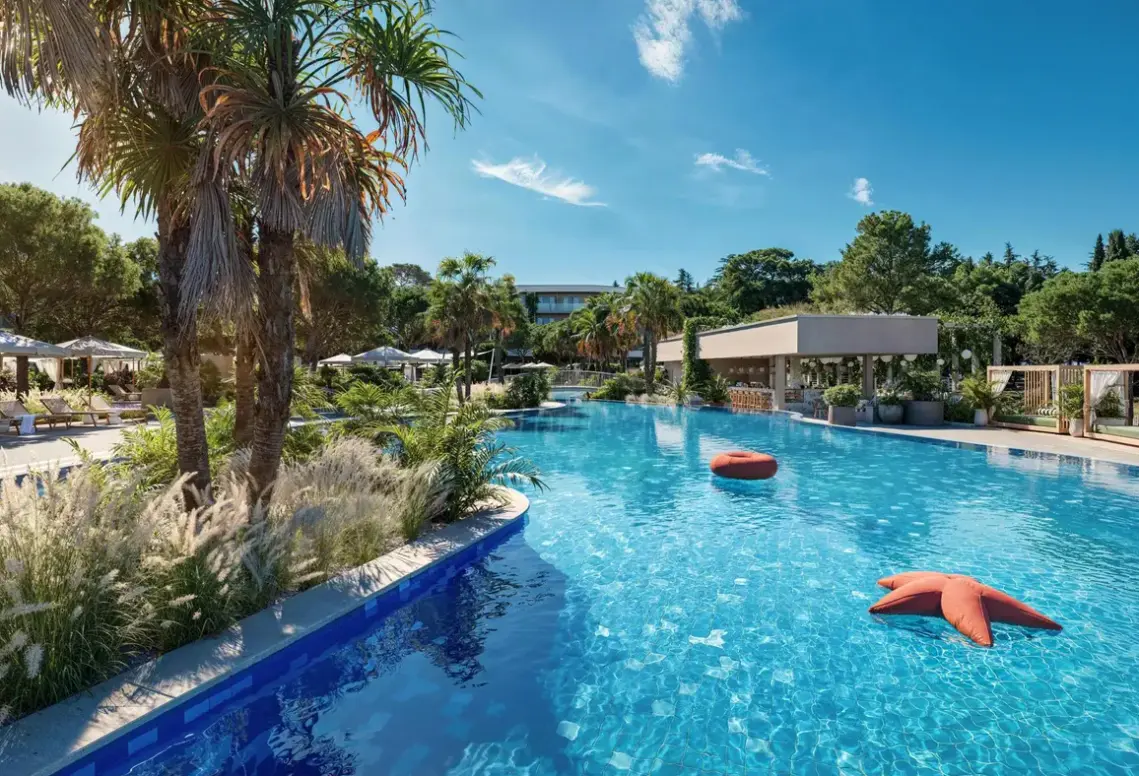 Basen w hotelu Pical Suites Valamar Collection