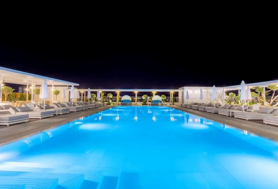 Basen w hotelu Radisson Blu Larnaca