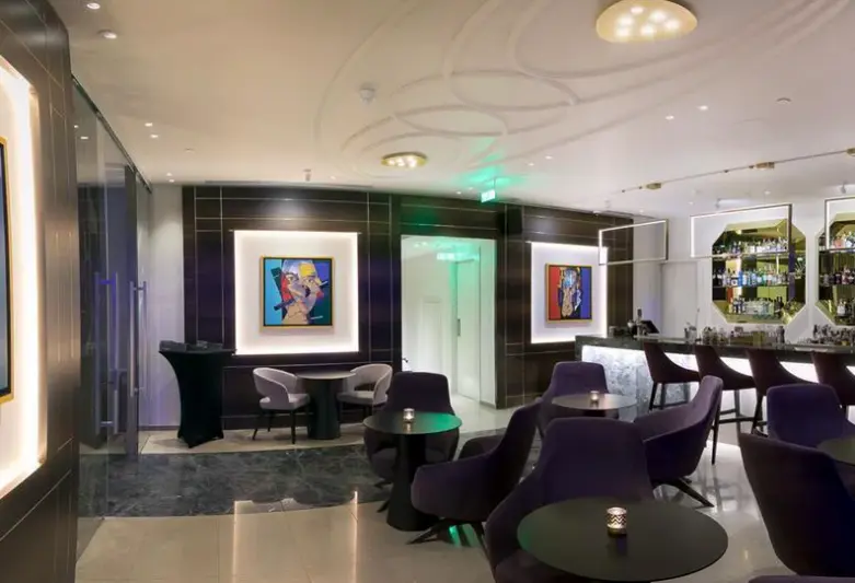 Lobby hotelu Radisson Blu Larnaca
