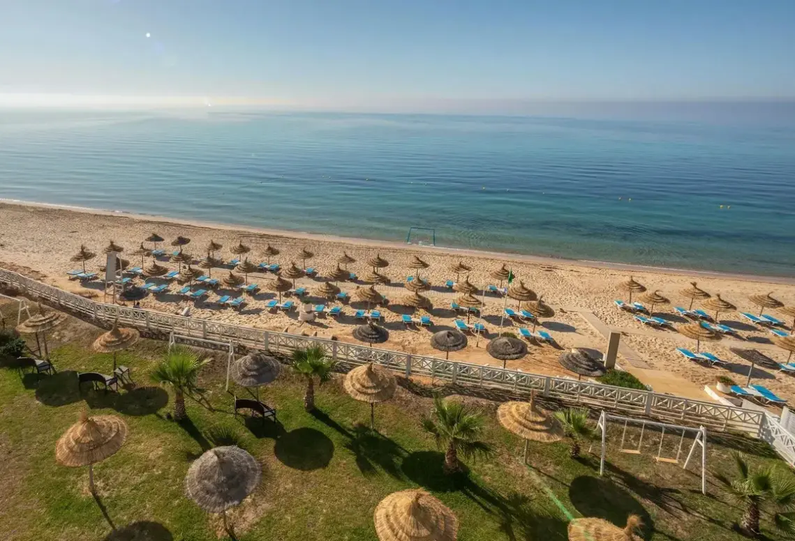 Plaża przy hotelu Radisson Blu & Thalasso (Hammamet)