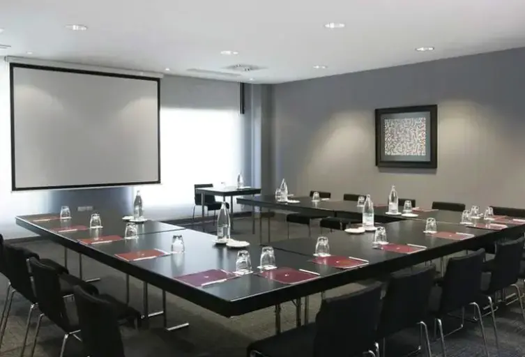 Restauracja i jedzenie w hotelu Rafaelhoteles Madrid Norte