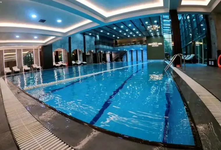 Basen w hotelu Ramada by Wyndham Sofia City Center