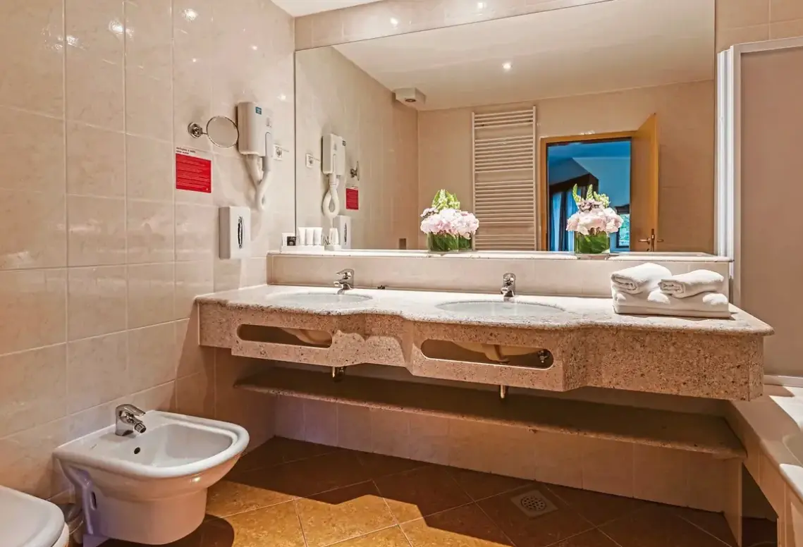 Łazienka w pokoju hotelu Ramada Hotel & Suites (ex GH Prisank)