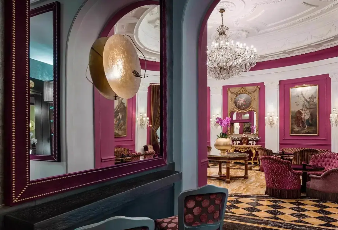 Lobby hotelu Regina Baglioni