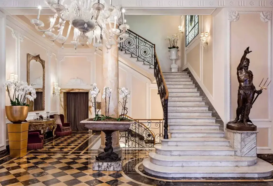 Lobby hotelu Regina Baglioni