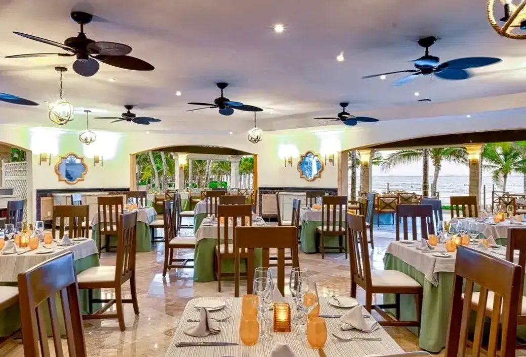 Restauracja i jedzenie w hotelu Royal Hideaway Playacar Occidental Resorts