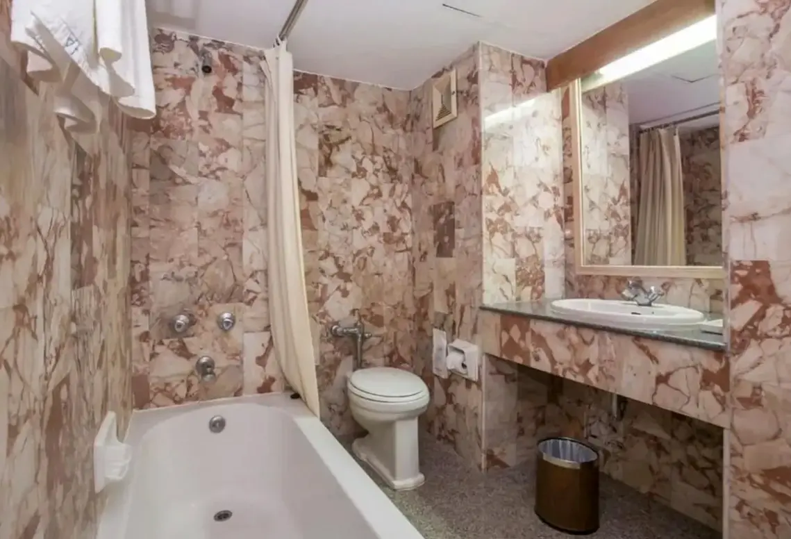 Łazienka w pokoju hotelu Royal Palace (Pattaya)