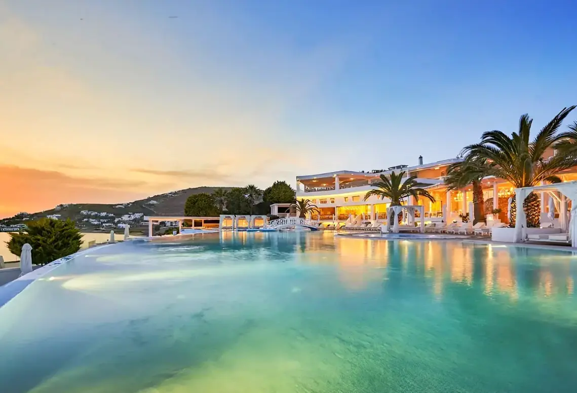 Basen w hotelu Saint John Villas And Spa