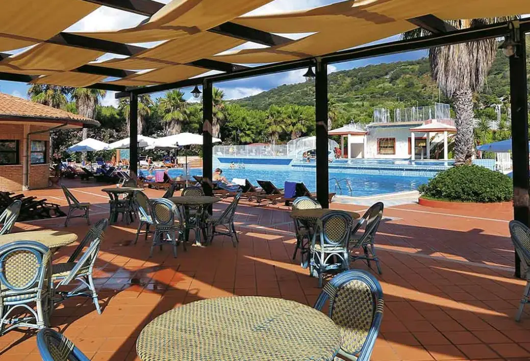 Basen w hotelu Sciabache Resort (Marina di Zambrone)