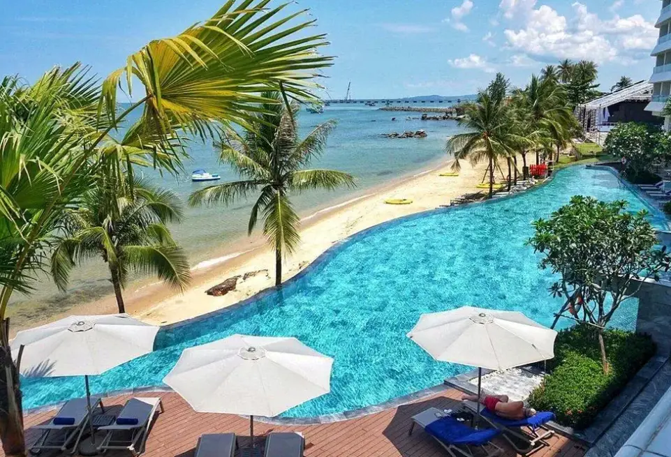 Basen w hotelu Seashells Resort Phu Quoc
