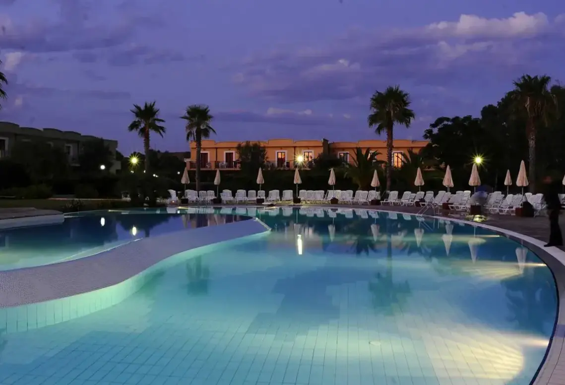Basen w hotelu Serene Village