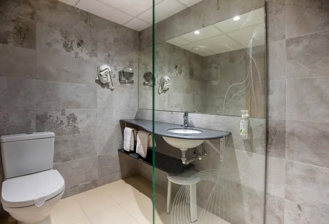 Łazienka w pokoju hotelu Servigroup Koral Beach