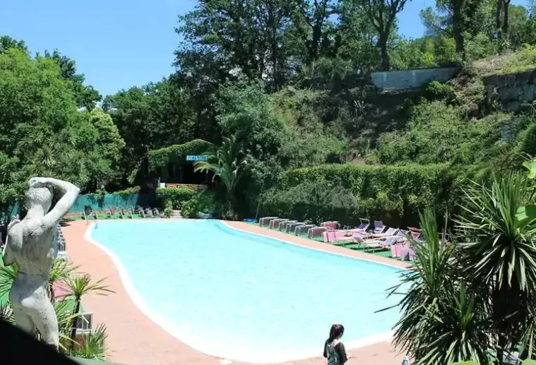 Basen w hotelu Seven Hills Village