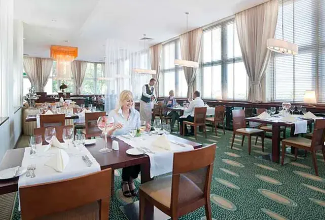Restauracja i jedzenie w hotelu Sofitel Grand