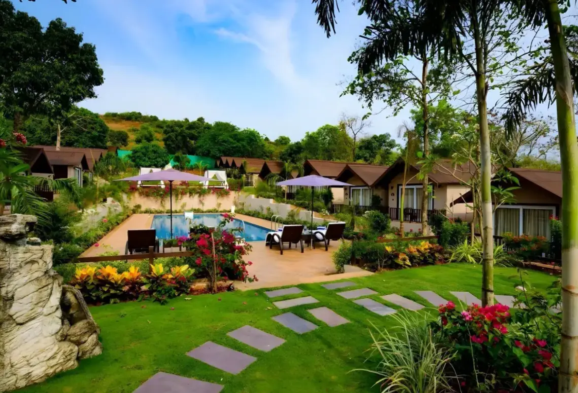 Basen w hotelu Stone Wood Resorts & Spa Mandrem
