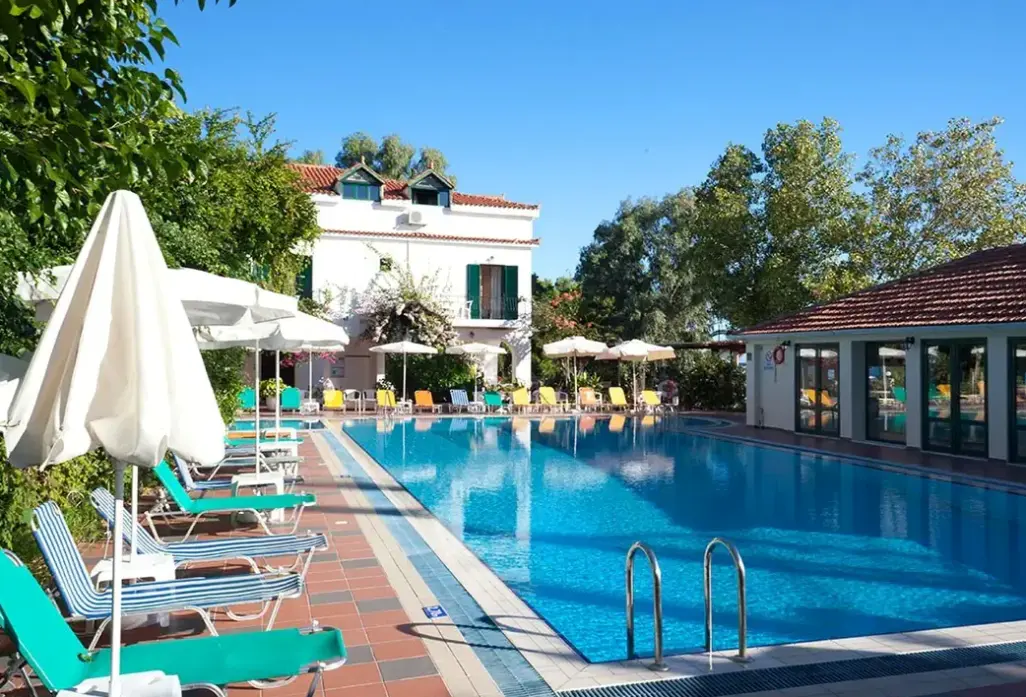 Basen w hotelu Tara Beach