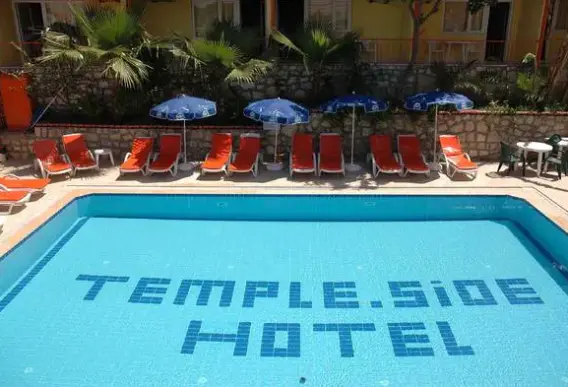 Basen w hotelu Temple
