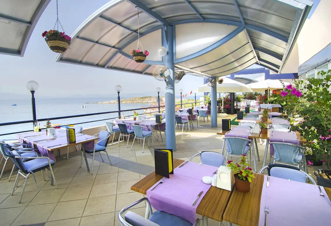 Restauracja i jedzenie w hotelu The Grand Blue Sky