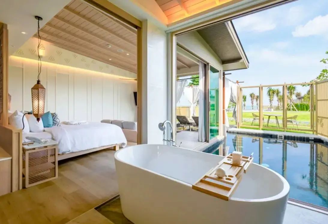 Basen w hotelu The Little Shore Khao Lak by Katathani