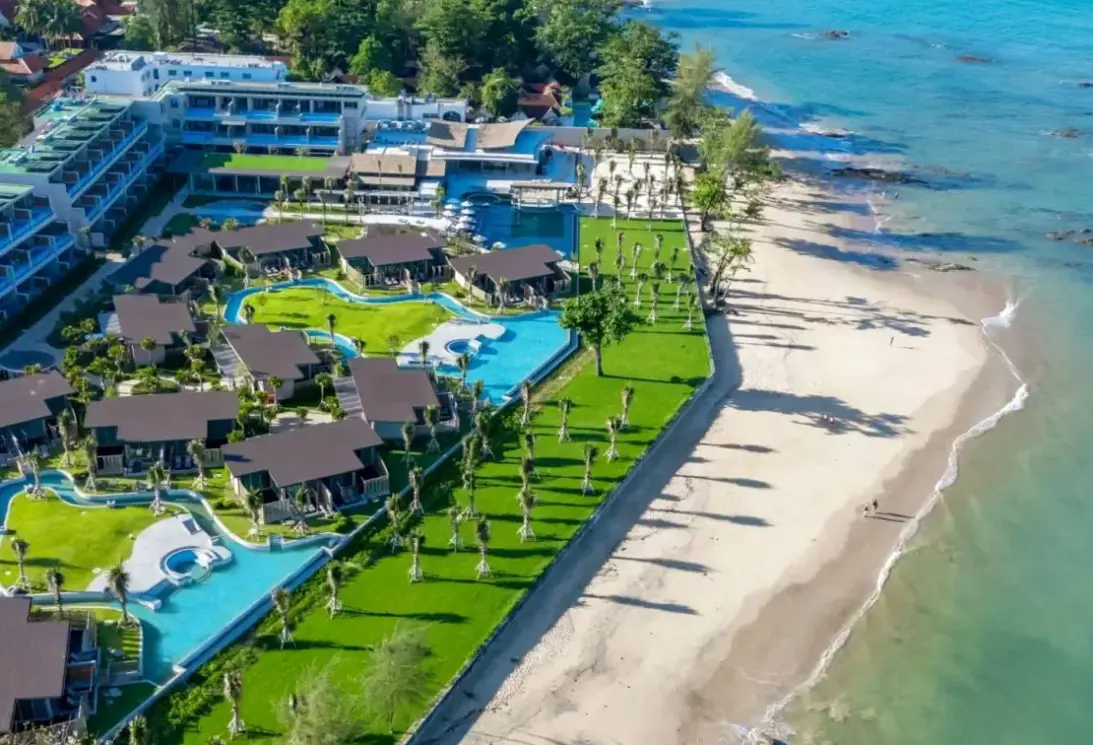 Plaża przy hotelu The Little Shore Khao Lak by Katathani