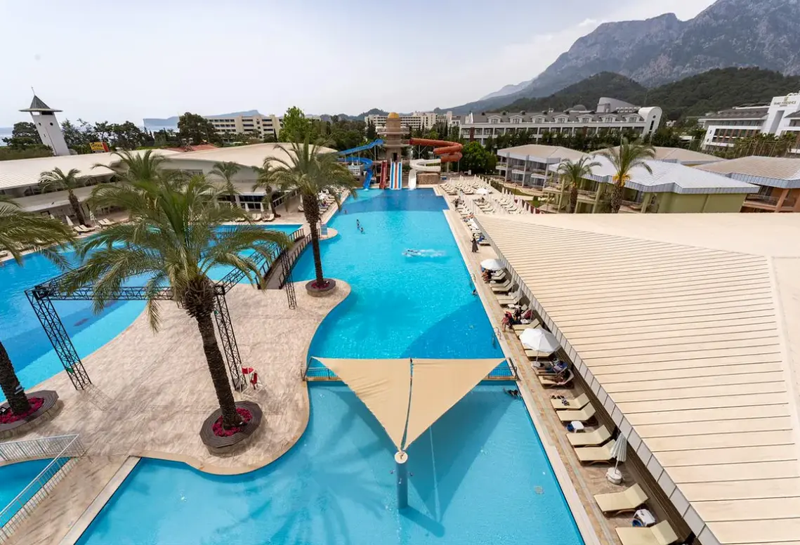 Basen w hotelu Transatlantik (Kemer)