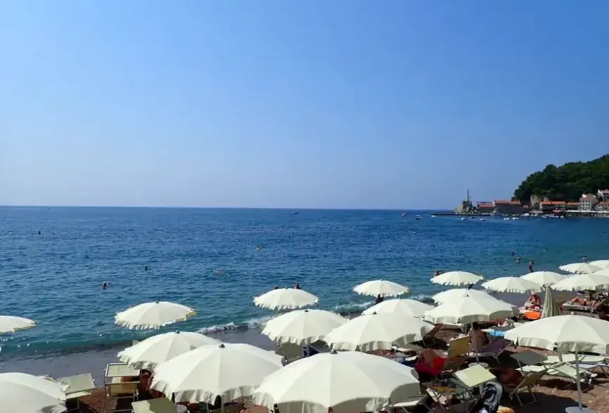 Plaża przy hotelu Vila Lena