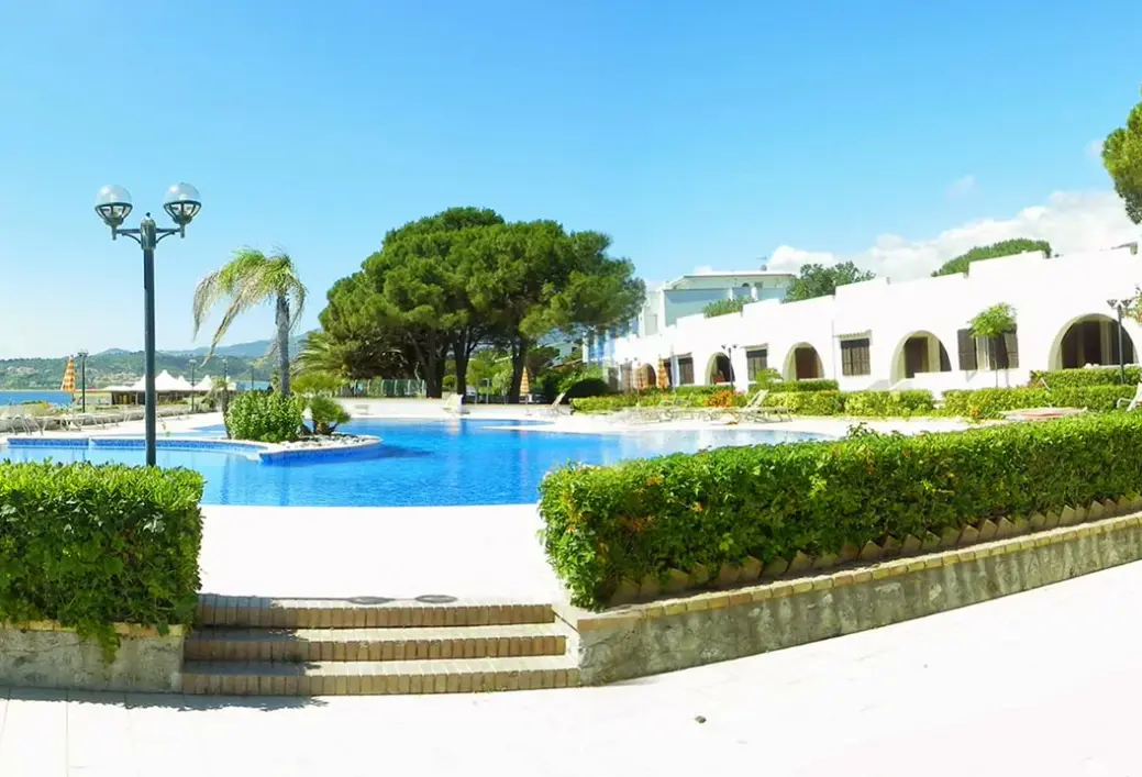 Basen w hotelu Villaggio Estella Club