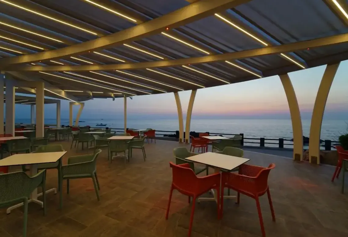 Restauracja i jedzenie w hotelu Villaggio Torre Ruffa Robinson
