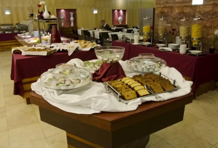 Restauracja i jedzenie w hotelu Vip Executive EntreCampos