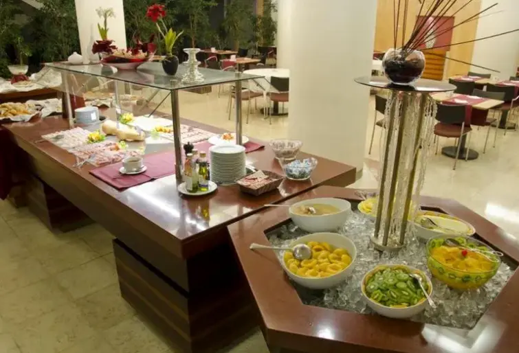 Restauracja i jedzenie w hotelu Vip Executive EntreCampos