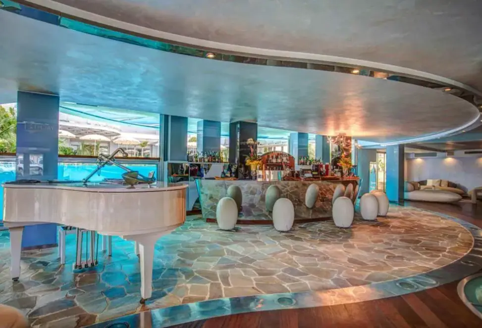 Restauracja i jedzenie w hotelu Waldorf