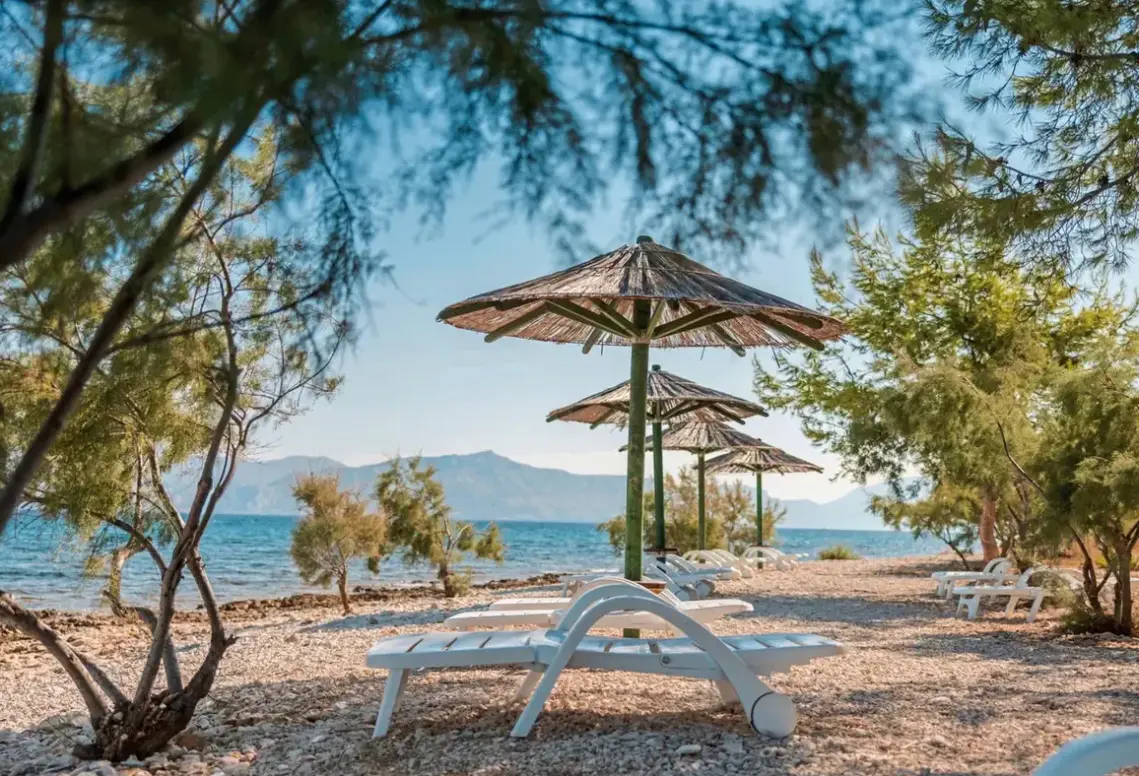 Plaża przy hotelu Waterman Beach Village