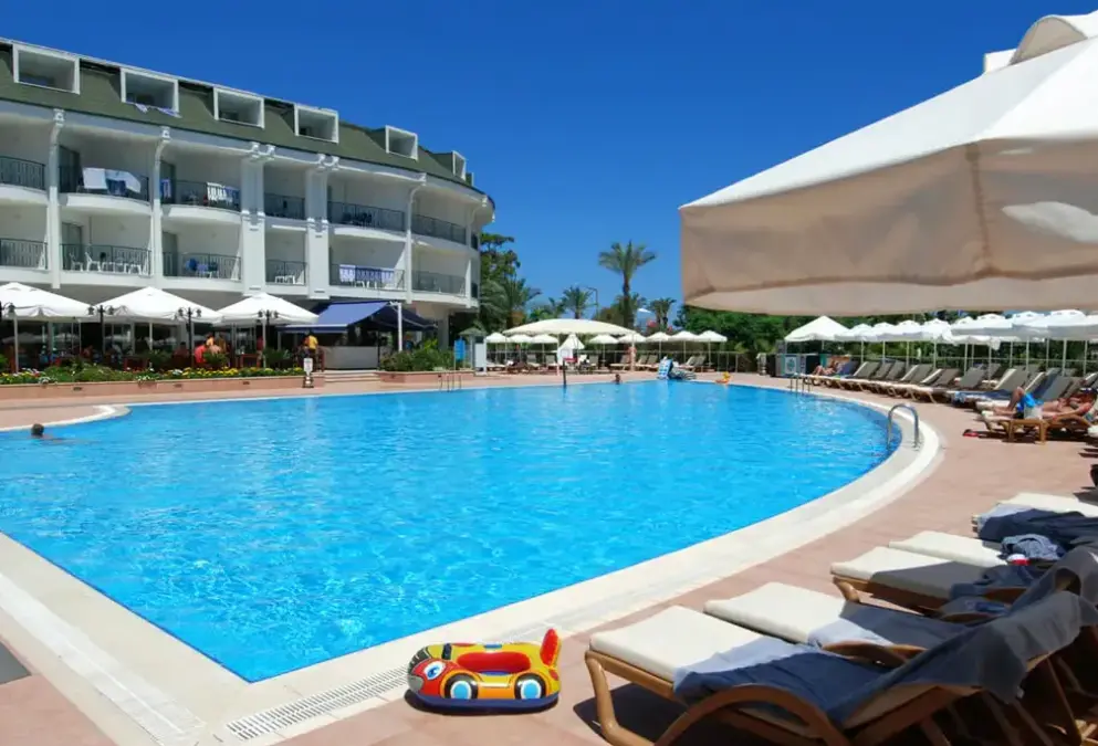 Basen w hotelu Zena Resort