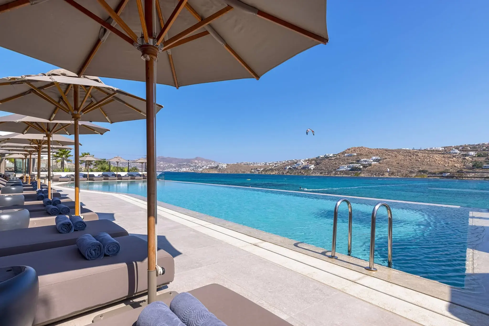 Basen w hotelu Aeonic Suites & Spa