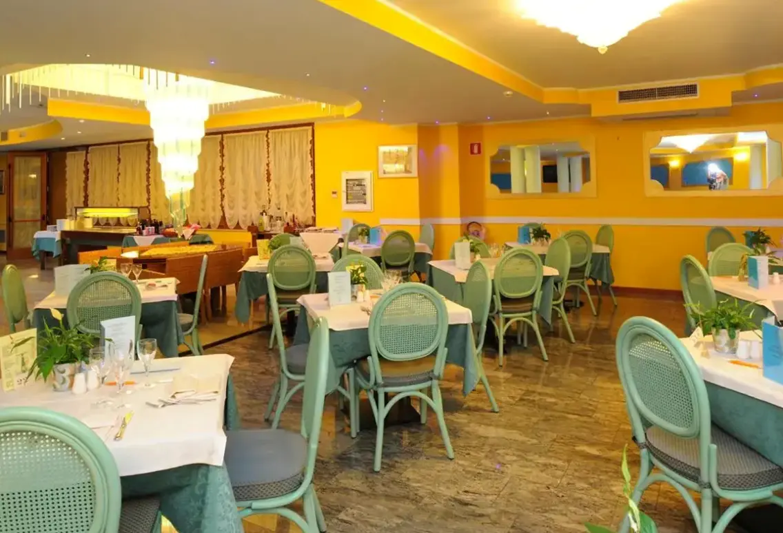 Restauracja i jedzenie w hotelu Alexander (Limone)