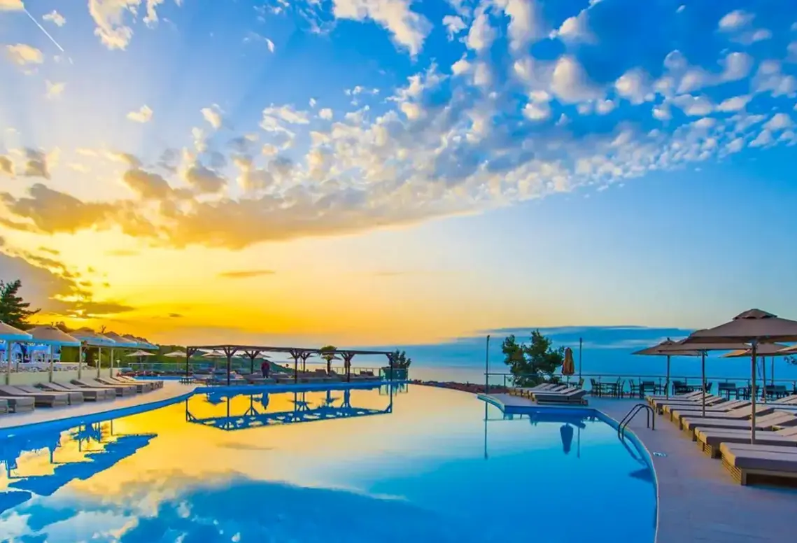 Basen w hotelu Alia Palace