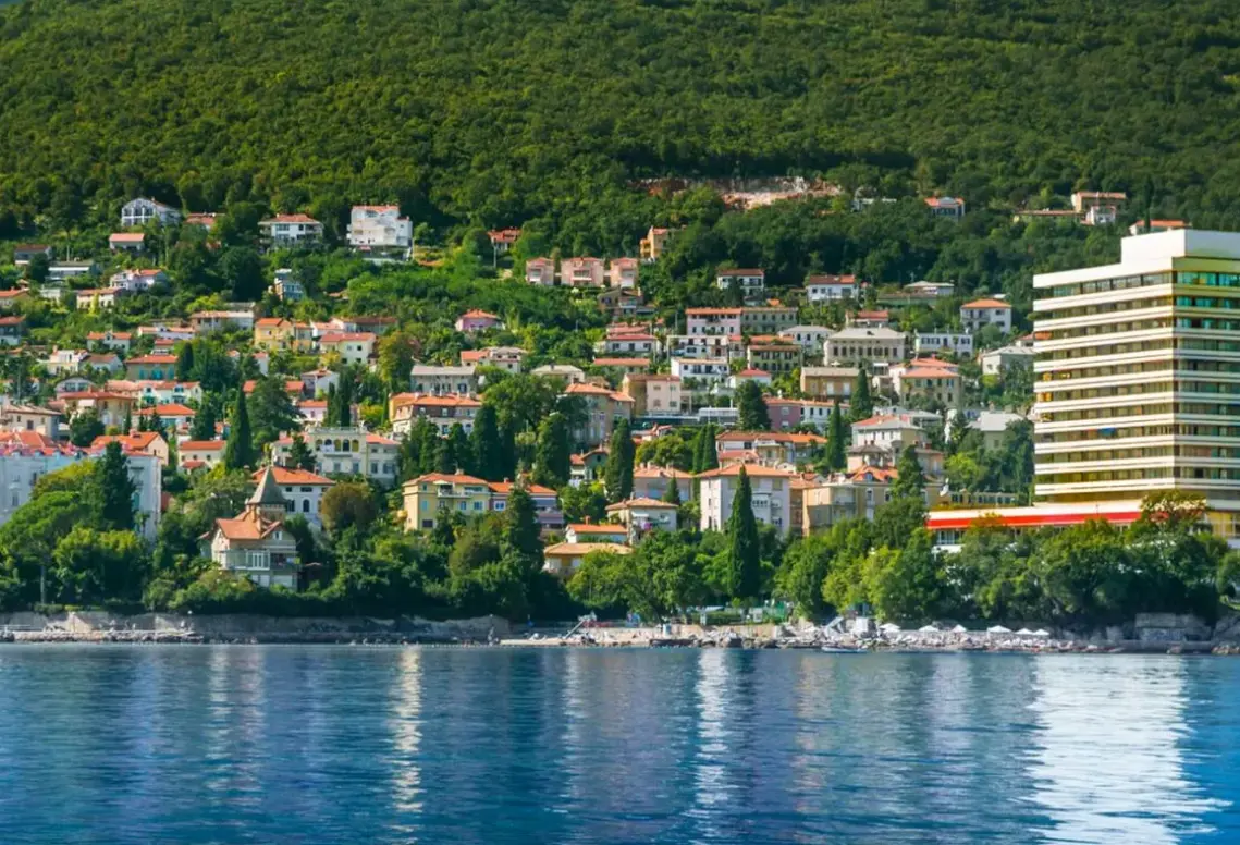 Plaża przy hotelu Ambasador by Liburnia (ex. Remisens Premium Ambasador)