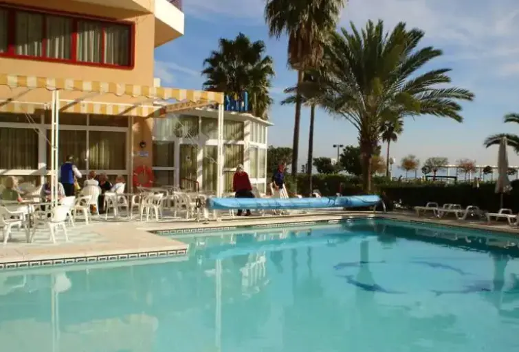 Basen w hotelu Angela (Fuengirola)