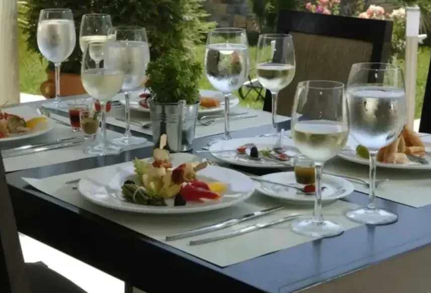Restauracja i jedzenie w hotelu Angela Suites Boutique