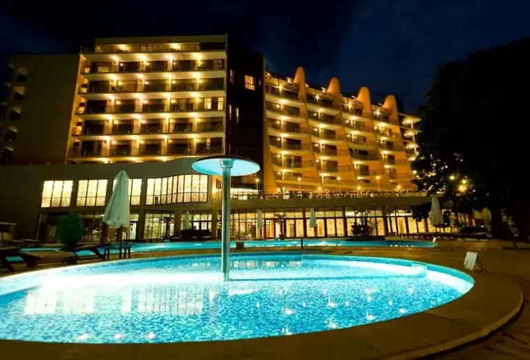 Basen w hotelu Apollo (ex. Doubletree By Hilton)