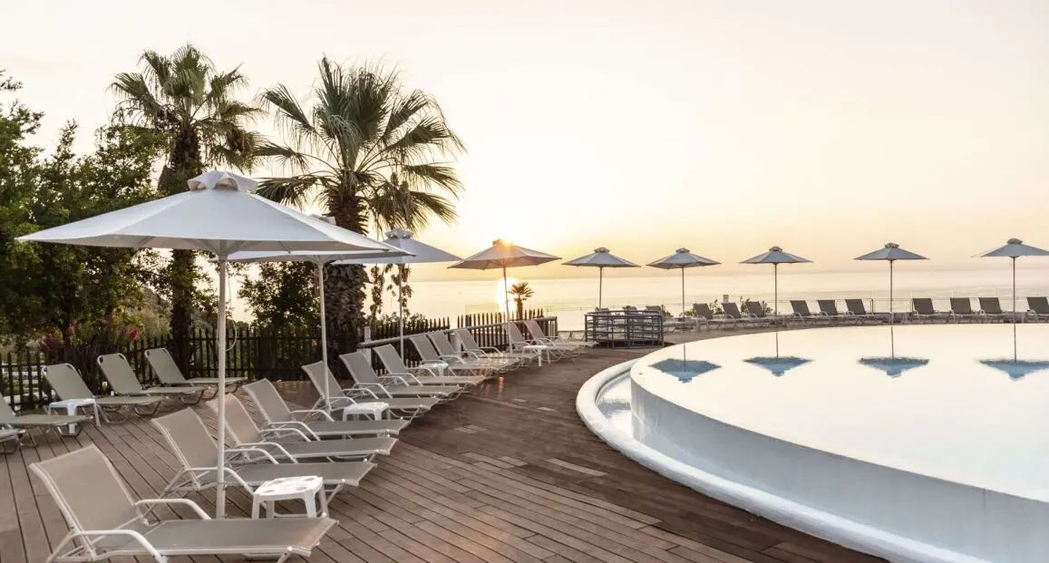 Basen w hotelu Apostolata Island Resort & Spa