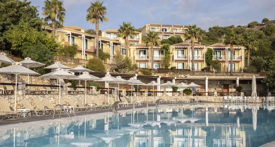 Basen w hotelu Apostolata Island Resort & Spa